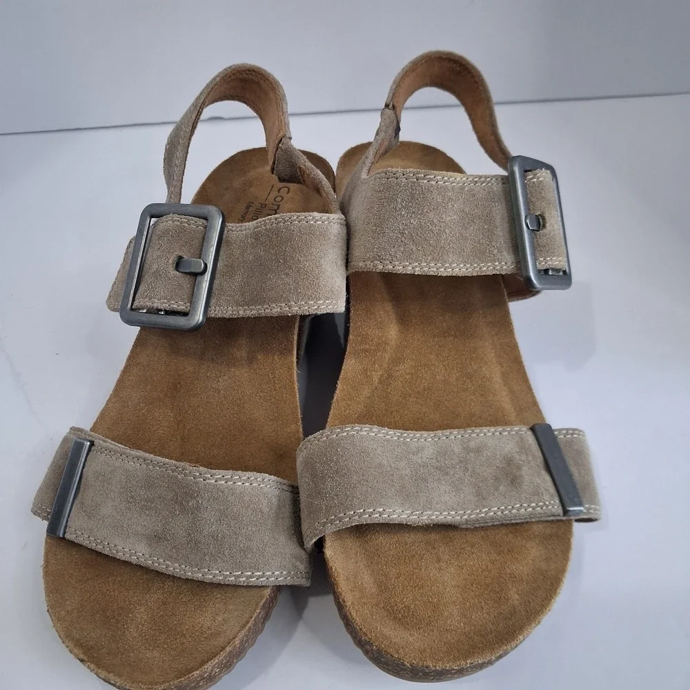 Comfortiva Kaelin Wedge Suede Tan Sandals Comfortable Everyday Memory Foam 8.5